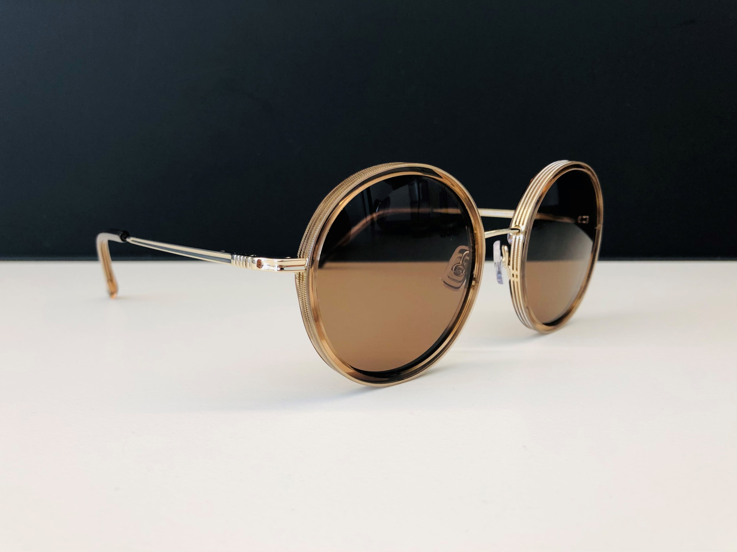 Sonnenbrillen Trends 2022-Materialmix-Augensache-Optiker-Friedberg-Augsburg-Brille-Sonnenbrille-Kontaktlinse