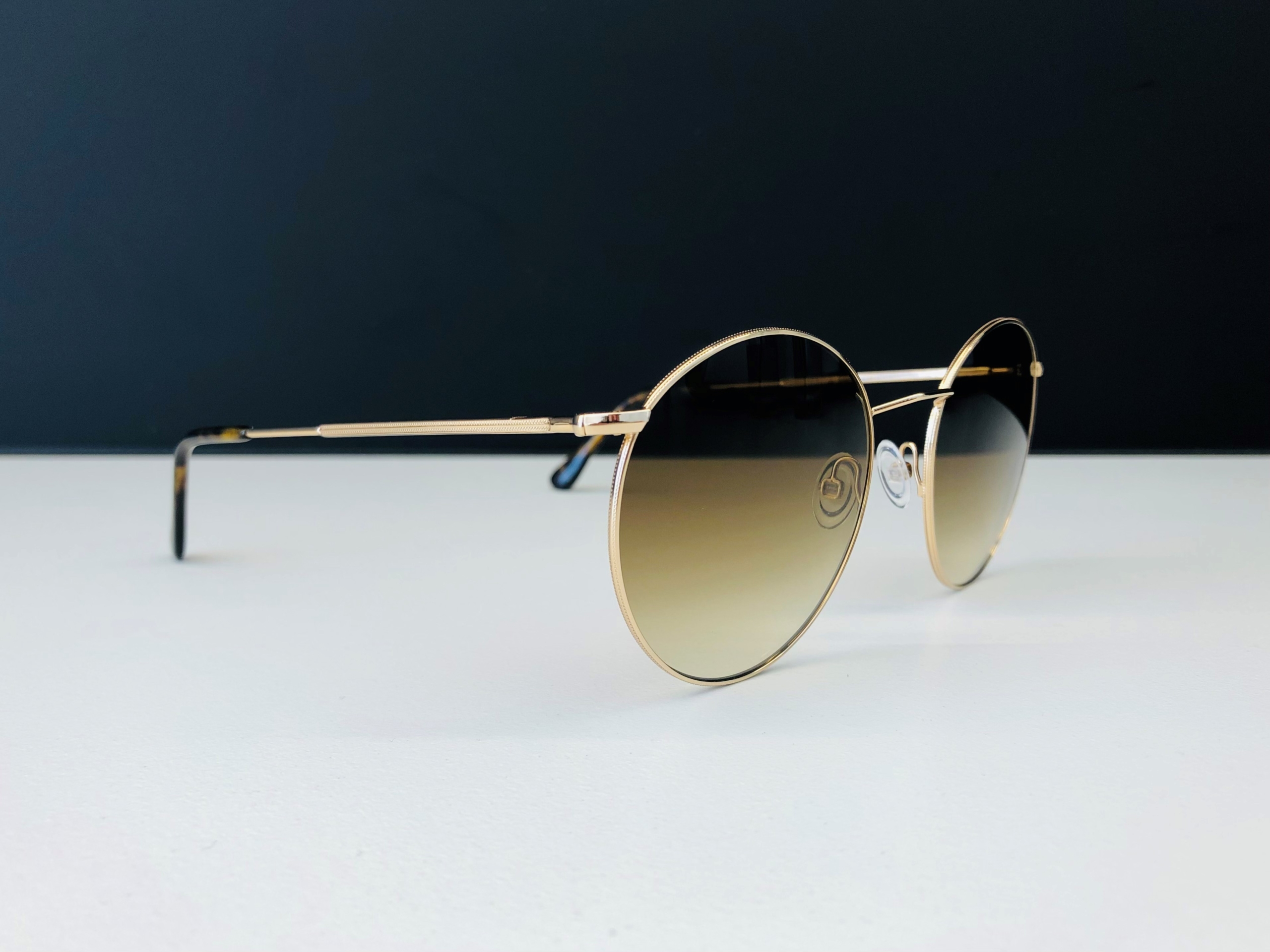 Sonnenbrillen Trends 2022-Metall fein-Augensache-Optiker-Friedberg-Augsburg-Brille-Sonnenbrille-Kontaktlinse