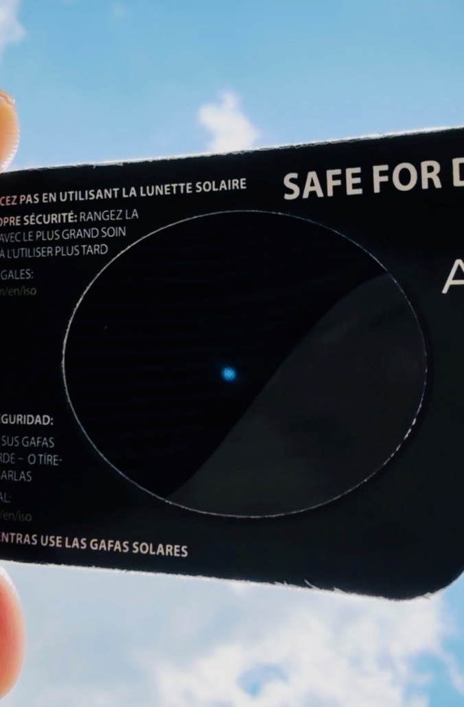 Zertifizierte Sonnenfinsternisbrille mit ISO 12312-2 Schutzfilter von Optiker Augensache Brille Kontaktlinse für einen sicheren Blick in die Sonne.