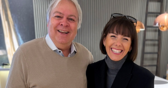 Simone Bellanova von Augensache Brille Kontaktlinse und Jürgen von Jürgen's Weihnachtstreff lächeln gemeinsam vor dem Optikergeschäft in Friedberg.