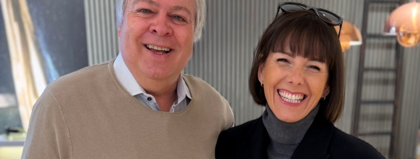 Simone Bellanova von Augensache Brille Kontaktlinse und Jürgen von Jürgen's Weihnachtstreff lächeln gemeinsam vor dem Optikergeschäft in Friedberg.